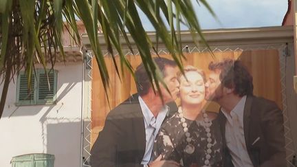 À Cannes (Alpes-Maritimes), en plein festival, une exposition met en valeur les plus beaux baisers de cinéma. (CAPTURE ECRAN FRANCE 3)