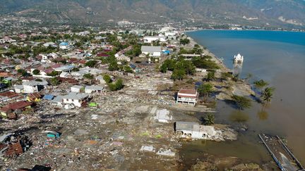 Vue aérienne de Palu, en Indonésie, dévasté par un séisme, le 1er octobre 2018. (JEWEL SAMAD / AFP)