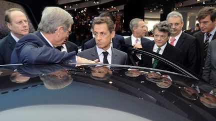 Nicolas Sarkozy écoutant le patron de PSA Philippe Varin au salon de l'Automobile (1er octobre 2010) (AFP/Lionel Bonaventure)