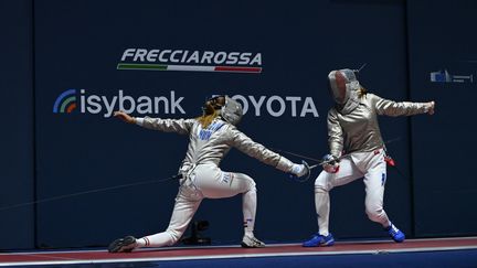 Manon Apithy-Brunet face à Liza Pusztai lors de la finale des championnats du monde de sabre par équipe, à Milan, le 30 juillet 2023. (ANDREAS SOLARO / AFP)