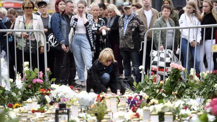 Des bougies et des fleurs sont laissées sur la place du marché à Turku, en Finlande, où un homme muni d'un couteau a tué deux femmes et blessé huit personnes le 18 août 2017. (VESA MOILANEN / LEHTIKUVA)