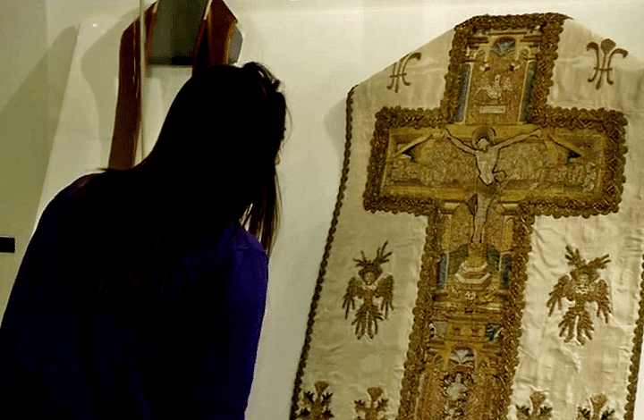 Vêtement liturgique datant du moyen-âge
 (France 3 / Culturebox)