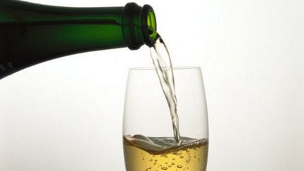 Les&nbsp;médias anglo-saxons&nbsp;comme le "Daily Mirror"&nbsp;ont rapporté,&nbsp;début novembre, que "boire trois verres de champagne par semaine pourrait aider à conjurer la démence et la maladie d'Alzheimer". (MAXPPP)