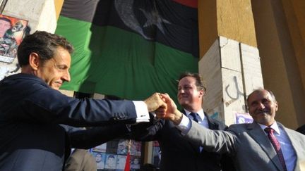 Nicolas Sarkozy (France), David Cameron (Royaume-Uni) et Mustafa Abdel Jalil (CNT libyen) à Benghazi en septembre 2011 (AFP PHOTO / POOL / Philippe Wojazer)