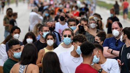 Des Espagnols&nbsp;de plus de 40 ans font la queue pour recevoir une dose de vaccin Covid-19 de J&amp;J/Janssen&nbsp;à Barcelone, le 26 novembre 2021. (LLUIS GENE / AFP)