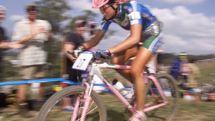 La championne italienne&nbsp;Paola Pezzo franchit la ligne d'arrivée de l'épreuve&nbsp;de VTT des Jeux olympiques de Sydney, le 23 septembre 2000. (PATRICK KOVARIK / AFP)