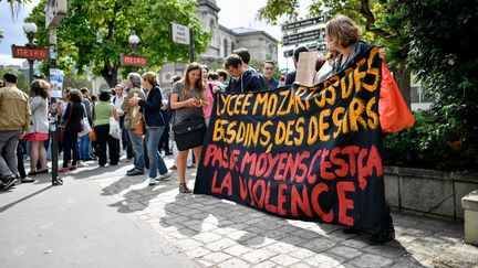 Des professeurs manifestent devant le siège de la région Ile-de-France, à Paris, pour réclamer davantage&nbsp;de moyens pour les lycées, le 7 septembre 2017. (JULIEN MATTIA / NURPHOTO)