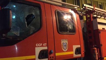 Un camion de pompier caillassé dans le quartier des Jardins de l'Empereur (Ajaccio) dans la nuit de du 24 au 25 décembre 2015.&nbsp; (FRANCE 3 CORSE)