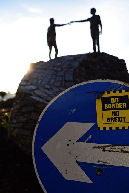 La sculpture "Hands Across the Divide" à Derry-Londonderry, le 1er mars 2019. (MAXPPP)