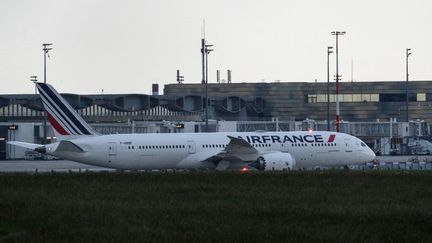 Un avion Boeing 787 de la compagnie Air France-KLM sur le tarmac de l'aéroport de Roissy-Charles-de-Gaulle, le 3 juin 2021. (GEOFFROY VAN DER HASSELT / AFP)