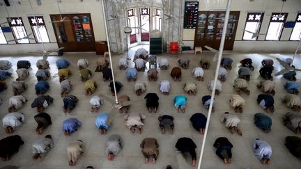 Des musulmans prient dans une mosquée de Karachi au Pakistan en respectant les distances sociales à l'approche du ramadan, le 19 avril 2020. (RIZWAN TABASSUM / AFP)