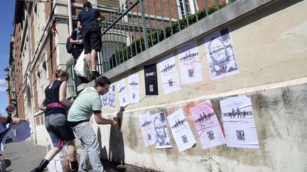 Les affiches portant l'inscription "Homophobes" placardées sur le siège de la fondation Jérôme-Lejeune, à Paris, le 4 août 2013.&nbsp; (BERTRAND GUAY / AFP)