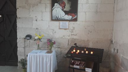 A l’intérieur de l’église où l’assassinat a eu lieu, dans un coin, une table a été installée avec un cahier. 30 pages sont noircies d’hommages. Au dessus, un portait du Père Hamel. (MATHILDE LEMAIRE / RADIO FRANCE)