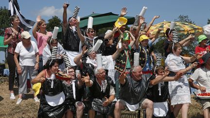 Prendre position sur le bord de la route de Tour, c'est aussi pouvoir revendiquer son identit&eacute; r&eacute;gionale. Kouign-amman, cidre et bigouden, ces Bretons assis entre Rennes et M&ucirc;r-de-Bretagne, ont tout donn&eacute; le 11 juillet 2015. ( BENOIT TESSIER / REUTERS )