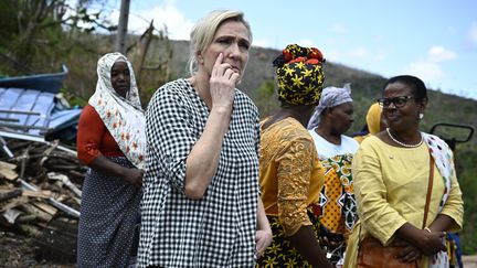 Marine Le Pen, cheffe de file des députés du Rassemblement national, le 6 janvier 2025 à Sohoa (Mayotte). (JULIEN DE ROSA / AFP)