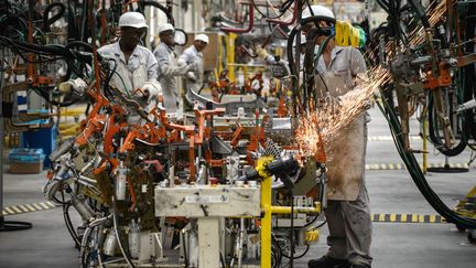 Ouvriers dans une usine Nissan. Ici au Brésil. (YASUYOSHI CHIBA / AFP)