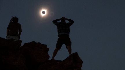 AOUT. Des Américains admirent l'éclipse du soleil, le 26 août 2017 à Vacaville (Etats-Unis). (ADREES LATIF / REUTERS)