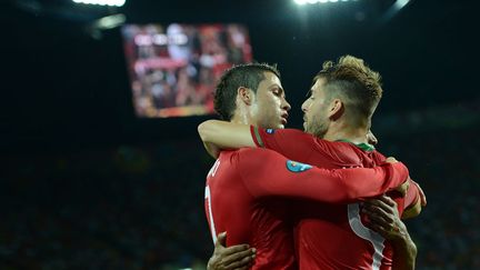 L'attaquant portugais Cristiano Ronaldo (G) dans les bras du milieu de terrain Miguel Veloso apr&egrave;s avoir marqu&eacute; lors du match de l'Euro face aux Pays-Bas &agrave; Kharkiv (Ukraine), le 17 juin 2012. (FRANCISCO LEONG / AFP)