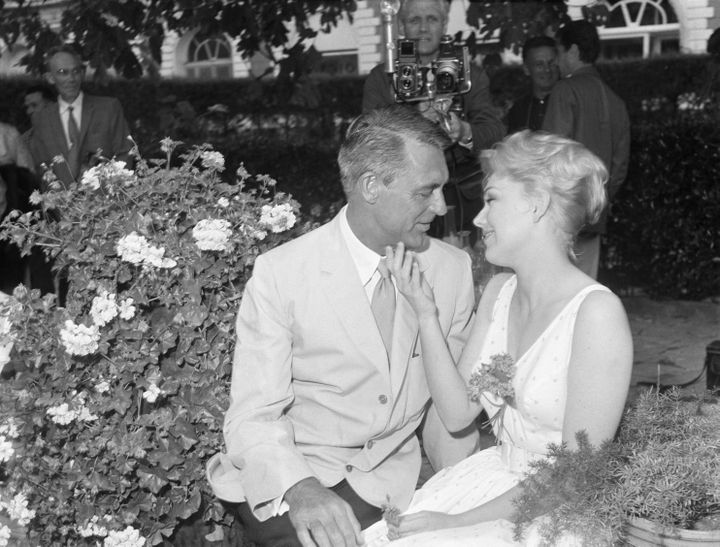 Les acteurs américains Cary Grant et Kim Novak filmés lors d'une fête donnée par la délégation soviétique du Festival de Cannes, le 14 mai 1959. (BETTMANN / BETTMANN)