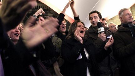 La joie des militants socialiste, rue de Solferino (THOMAS COEX / AFP)