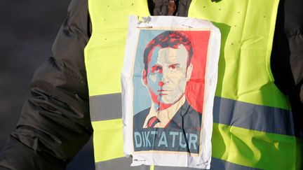 Après le "Hollande démission", place au slogan "Macron démission". Certains "gilets jaunes" vont plus loin et qualifient le pays de dictature, comme ici, le 17 novembre 2018 à Paris. (CHARLES PLATIAU / REUTERS)