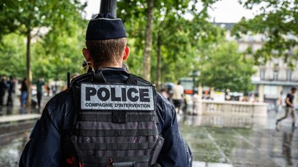 Un policier lors d'une manifestation contre les violences policières, à Paris, le 15 juillet 2023. (XOSE BOUZAS / HANS LUCAS / AFP)