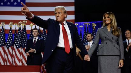 Donald Trump montre ses partisans à Melania Trump lors d'une soirée électorale au Palm Beach Convention Center, le 6 novembre 2024, à West Palm Beach, en Floride. (CHIP SOMODEVILLA / GETTY IMAGES NORTH AMERICA)