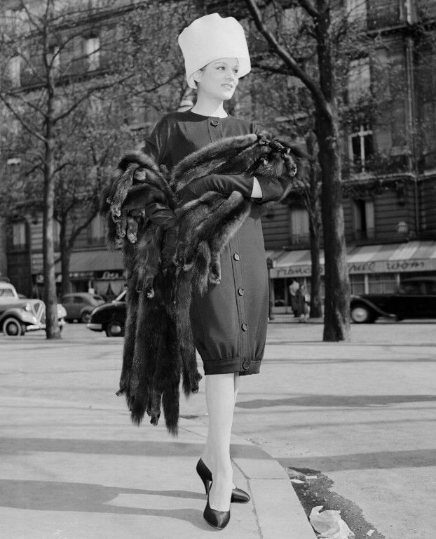 Balenciaga 1957, robe d'après-midi en jersey de laine noire
 (INTERCONTINENTALE / AFP)