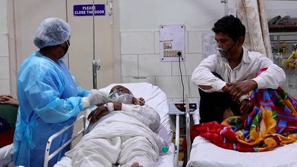 Covid-19 : immersion au cœur d'un hôpital saturé à New Delhi, en Inde
