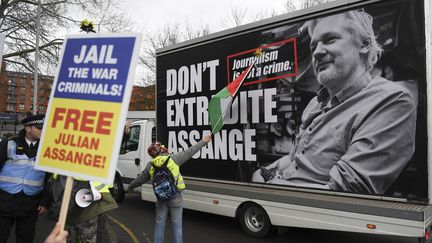 Des soutiens de Julian Assange manifestent devant le tribunal de Woolwich où est examinée la demande d'extradition formulée par les Etats-Unis,&nbsp;lundi 24 février 2020. (DANIEL LEAL-OLIVAS / AFP)