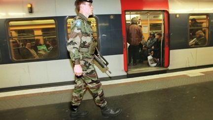 Un soldat sur un quai de RER dans le cadre du plan "Vigipirate" (archives) (AFP/JACQUES DEMARTHON)