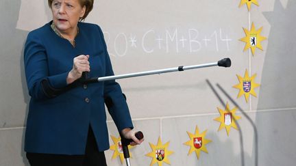 La chanceli&egrave;re allemande Angela Merkel gesticule avec ses b&eacute;quilles lors d'une r&eacute;ception &agrave; Berlin (Allemagne), le 7 janvier 2014. (TOBIAS SCHWARZ / REUTERS)