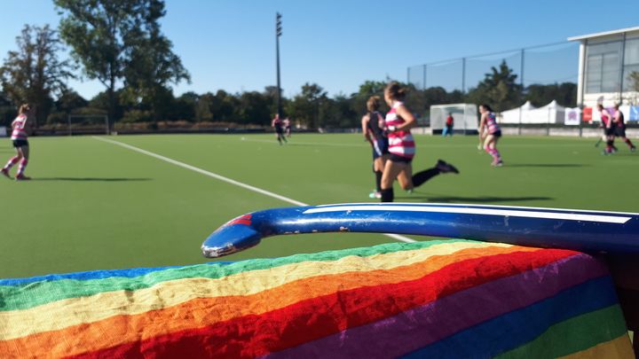 Un match de hockey sur gazon pendant les Gay Games de Paris 2018 (FRANCEINFO)