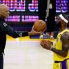 Kareem Abdul-Jabbar remet symboliquement un ballon à LeBron James. Le "King" dépasse le "Captain". LeBron James détient désormais le record du nombre de points en saison régulière de la NBA. (RONALD MARTINEZ / GETTY IMAGES NORTH AMERICA)