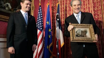 François Rivasseau, ambassadeur de France à Washington, recevant le tableau de Degas, le 21/01/2011 (AFP/Yuri Gripas)