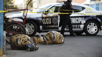 La police quadrille une sc&egrave;ne de crime o&ugrave; deux corps ont &eacute;t&eacute; retrouv&eacute;s empaquet&eacute;s &agrave;&nbsp;Nezahualcoyotl (Mexique), le 16 f&eacute;vrier 2014. (REUTERS)