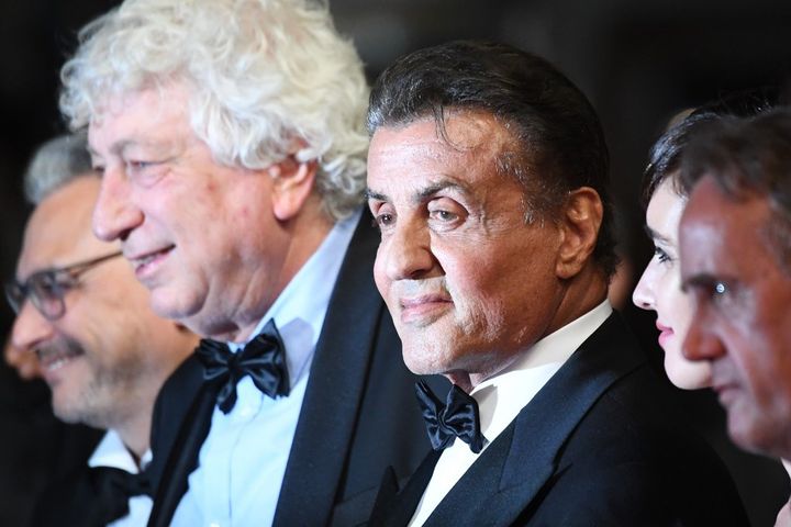 Victore Haida (cheveux gris), dirigeant de Metropolitan Filmexport et président de la FNDF (Fédération nationale des éditeurs de films), avec Sylvester Stallone au Festival de Cannes en 2019. (LOIC VENANCE / AFP)