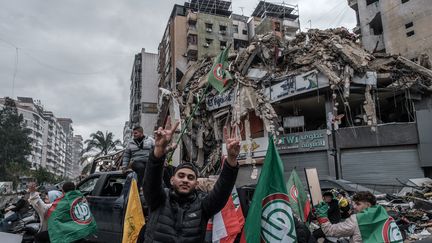 Des libanais avec des drapeaux du Hezbollah et de Amal célèbrent le cessez-le-feu à Beyrouth (Liban), le 27 novembre 2024. (ALEXANDRA HENRY / HANS LUCAS / AFP)