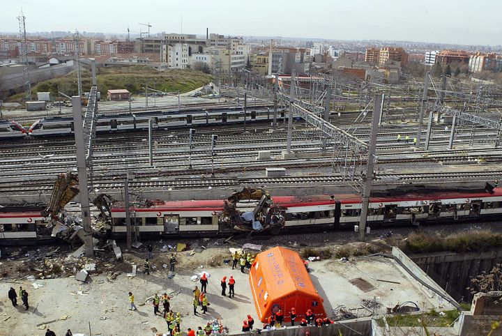 Les wagons eventrés par les explosions en gare d'Atocha, le 11 mars 2004.&nbsp; (CHRISTOPHE SIMON / AFP)