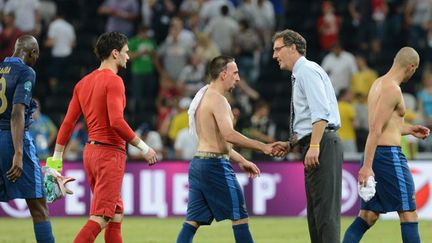 Laurent Blanc salue ses joueurs après le match nul contre l'Angleterre (PATRICK HERTZOG / AFP)