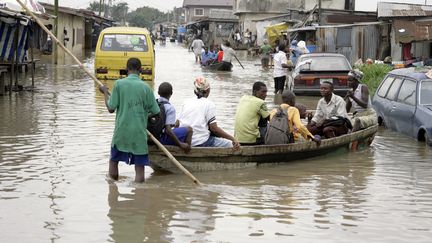 Inondations dans le quartier Ajegunle de Lagos. La capitale économique du Nigeria et ses 18 millions d'habitants sont menacés par la montée du niveau de l'océan dans le golfe de Guinée. Photo prise le 6 octobre 2010. (PIUS UTOMI EKPEI / AFP)