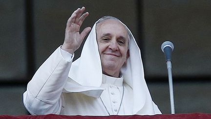 Le pape Fran&ccedil;ois en prise avec le vent sur le balcon de la basilique Saint-Pierre au Vatican, le 7 avril 2013. (TONY GENTILE / REUTERS)