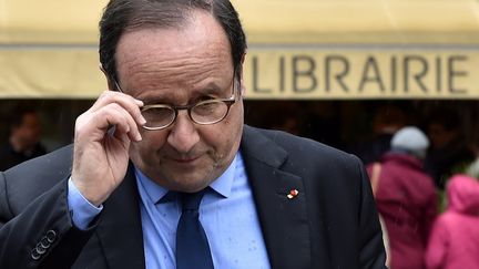 François Hollande, après une séance de dédicaces à Tulle (Corrèze), après la sortie de son livre "Les leçons du pouvoir". (GEORGES GOBET / AFP)