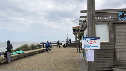 Sur la côte basque, les habitants d'Anglet se promènent après deux mois de confinement suite à l'épidémie de coronavirus,&nbsp;le 16 mai 2020. (ANTHONY MICHEL / RADIO FRANCE)