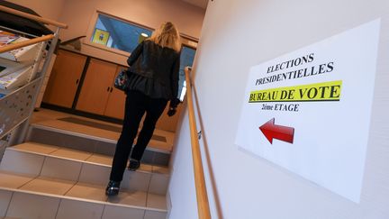 Une électrice s'apprête à voter pour le premier tour de l'élection présidentielle, à Montbéliard (Doubs) le 10 avril 2022 (LIONEL VADAM  / MAXPPP)