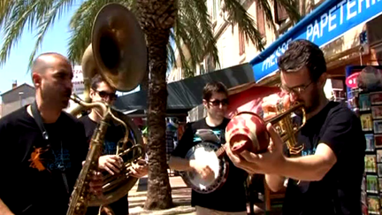 Le Street Band "Les Oignons" dans les rues de la Londe
 (France 3 / Culturebox)