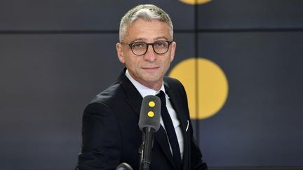 Jean-François Achilli présente les informés de franceinfo. (FRANCEINFO / RADIOFRANCE)