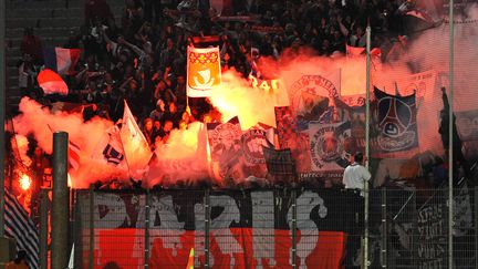 Des supporters du Paris Saint-Germain au Stade-V&eacute;lodrome, le 26 octobre 2008 &agrave; Marseille (Bouches-du-Rh&ocirc;ne). (GERARD JULIEN / AFP)