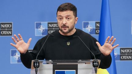 Le président ukrainien, Volodymyr Zelensky, lors d'une conférence de presse au siège de l'Otan, à Bruxelles (Belgique), le 17 octobre 2024. (FRANCOIS WALSCHAERTS / AFP)