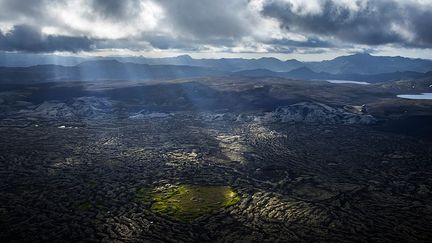 Mais selon les pays et les cultures, le quotidien s’organise différemment. Le photographe Toala Olivares s’est rendu dans neuf pays pour étudier le rapport passionnel que les autochtones entretiennent avec leurs volcans (croyances religieuses, tensions géopolitiques, recherches scientifiques...) En Islande, 30 volcans sont actifs et l’énergie est exploitée durablement par la population. Les travaux du photographe ont été publiés dans de nombreux magazines tels que « National Geographic », « Geo », ou encore des agences de presse comme Reuters ou l’Associated Press. Toala Olivares a été plusieurs fois récompensé et ses clichés exposés dans de nombreuses galeries et musées.  (Toala Olivares)